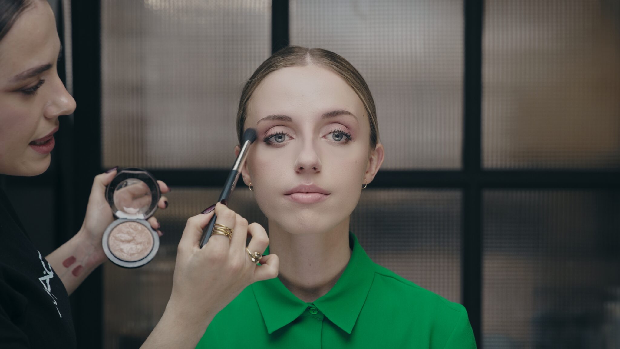 Fotograma del vídeo tutorial de maquillaje y peluquería evento Showroom Wamos Air